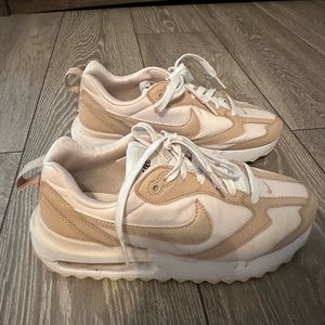 Nike Air Max- Dawn Size 8